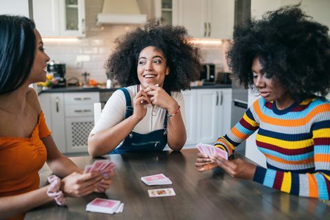 ثلاث فتيات في المنزل يلعبون الورق