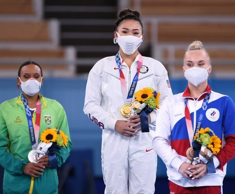 طوكيو ، اليابان 29 يوليو ، 2021 الولايات المتحدة الأمريكية ، سونيزا لي ، تحتفل بالميدالية الذهبية في فردي السيدات في جميع أنحاء النهائي في أولمبياد طوكيو 2020 والي سكاليج لوس أنجلوس تايمز عبر صور غيتي