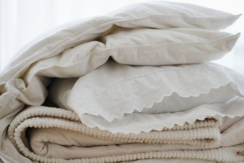 ما عليك سوى تنظيف <a target = "_blank" href = " http://www.goodhousekeeping.com/home/cleaning-organizing/clean-bed-pillows">pillows</a> و <a target = "_blank" href = " http://www.goodhousekeeping.com/home/cleaning/tips/a23792/when-should-you-wash-clothing-and-linens/">comforters</a> 2 أو 3 مرات في السنة. تذكير سهل: اغسلهم عندما تتغير الفصول.